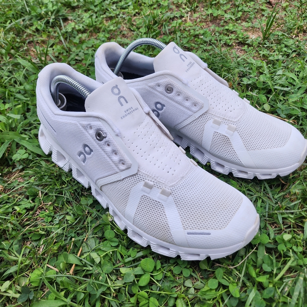 ON CLOUD 5 - Womens Running Shoes - SIZE 9.5